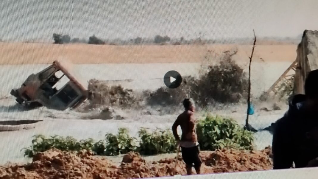 Digging a Tubewell triggers flood in Jaisalmer, Rajasthan