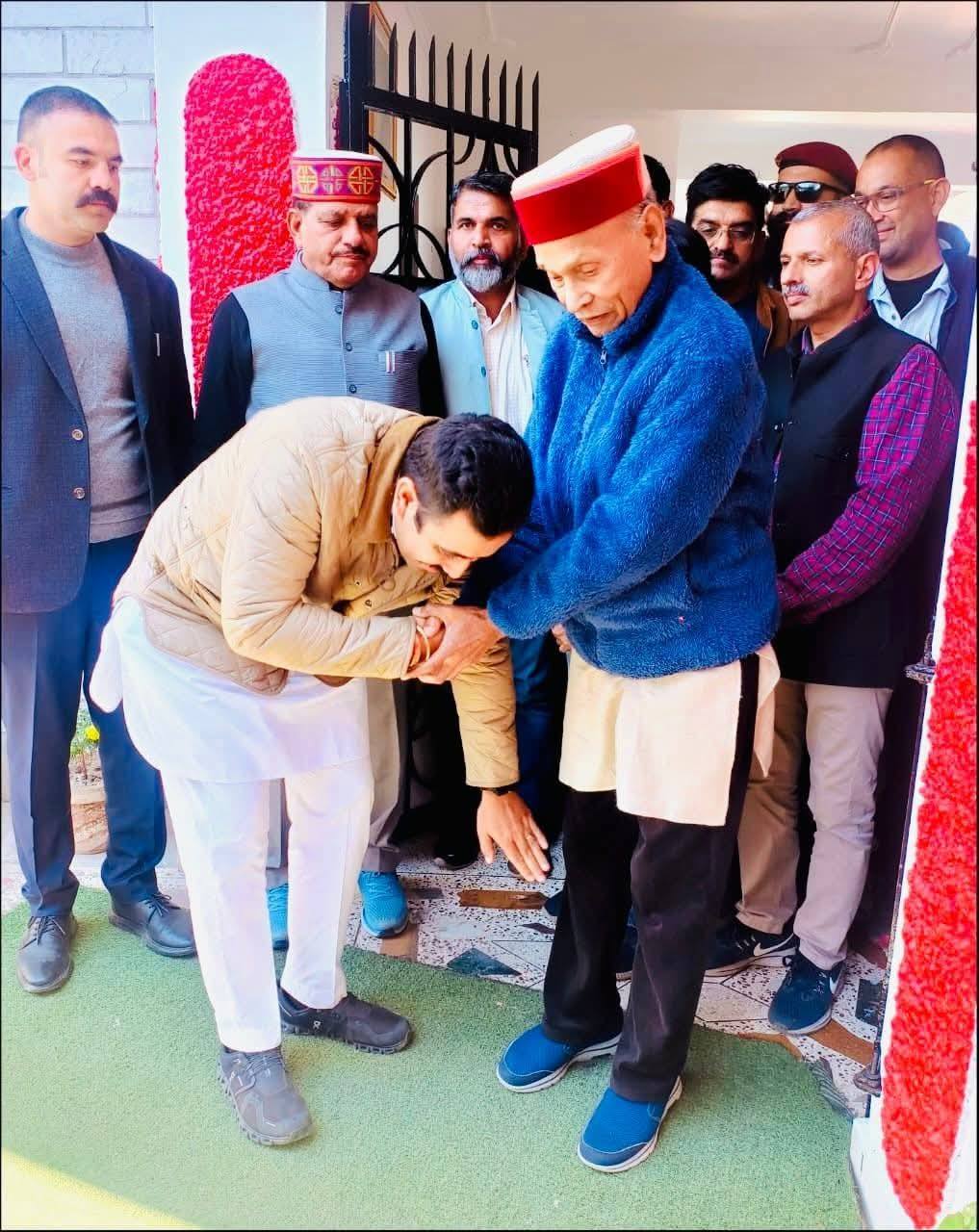 Touching Feet Over Politics: Vikramaditya Singh Meets Prem Kumar Dhumal Vikrmaditya Singh meets Prem Kumar Dhumal ,touches his feet